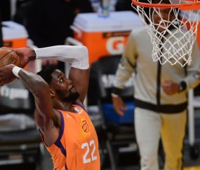  布克砍下四十分太阳炙烤湖人防线