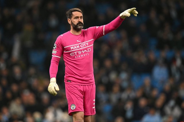  门将神勇扑救保清白，零封对手成就经典战役