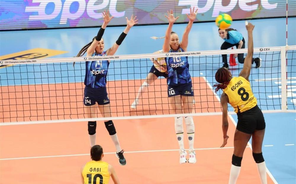  贝雷蒂尼发球上网，鹿特丹站打破冠军荒