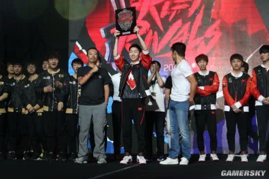  英雄联盟全明星赛星光璀璨，东西方顶尖选手同台献技  