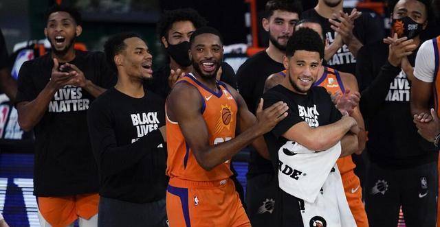  篮坛巨星闪耀全场率队豪取连胜