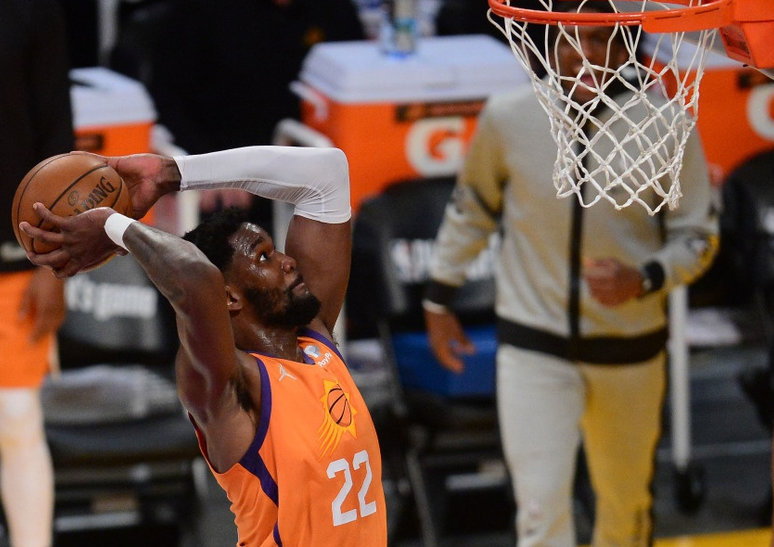  布克砍下四十分太阳炙烤湖人防线